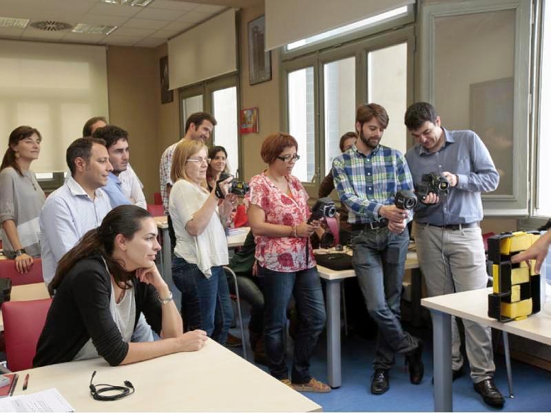 Curso certificado ITC en modalidad presencial, alumnos realizando prácticas, Apliter Termografia